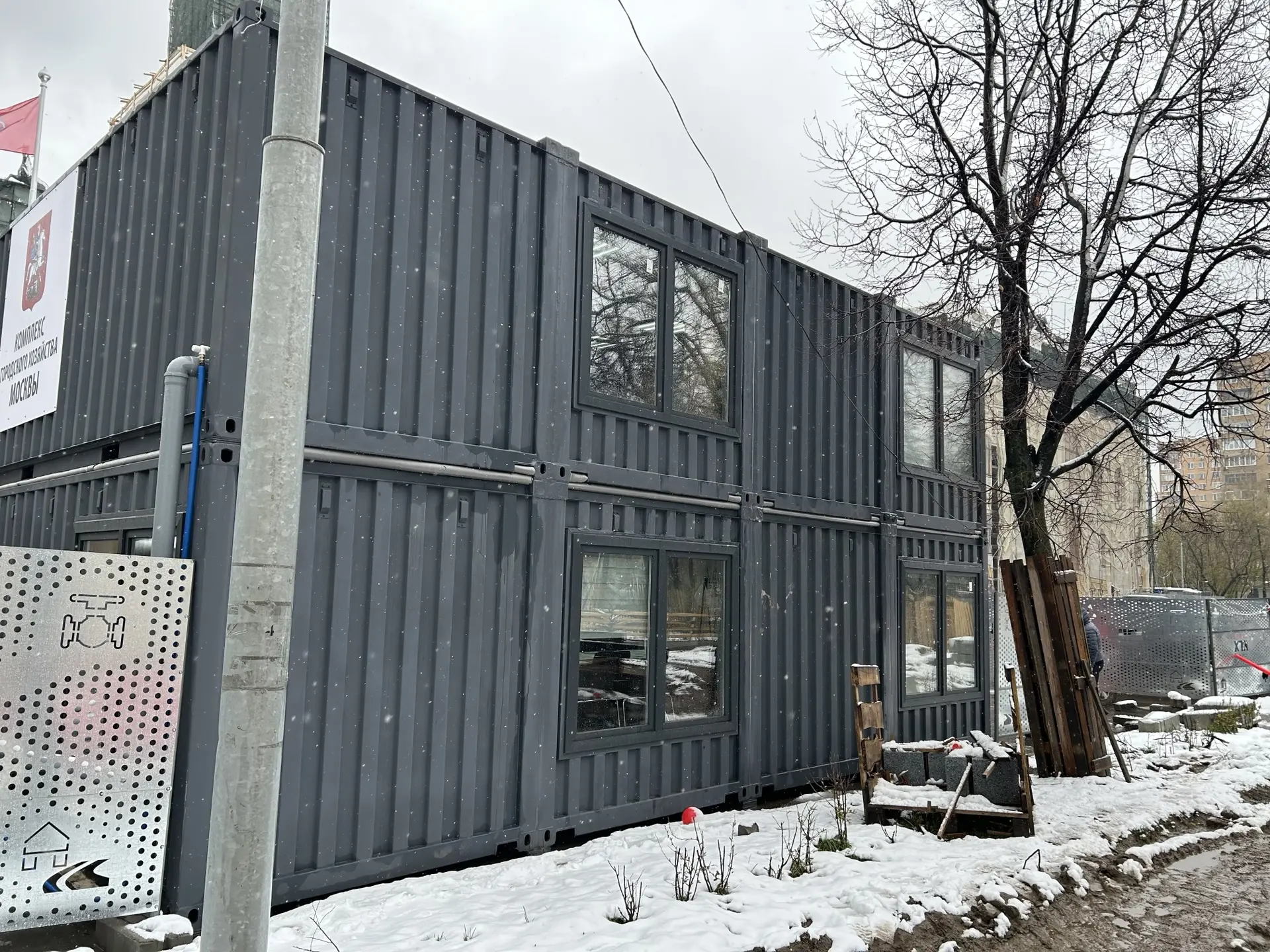 Офисное модульное здание из морских контейнеров