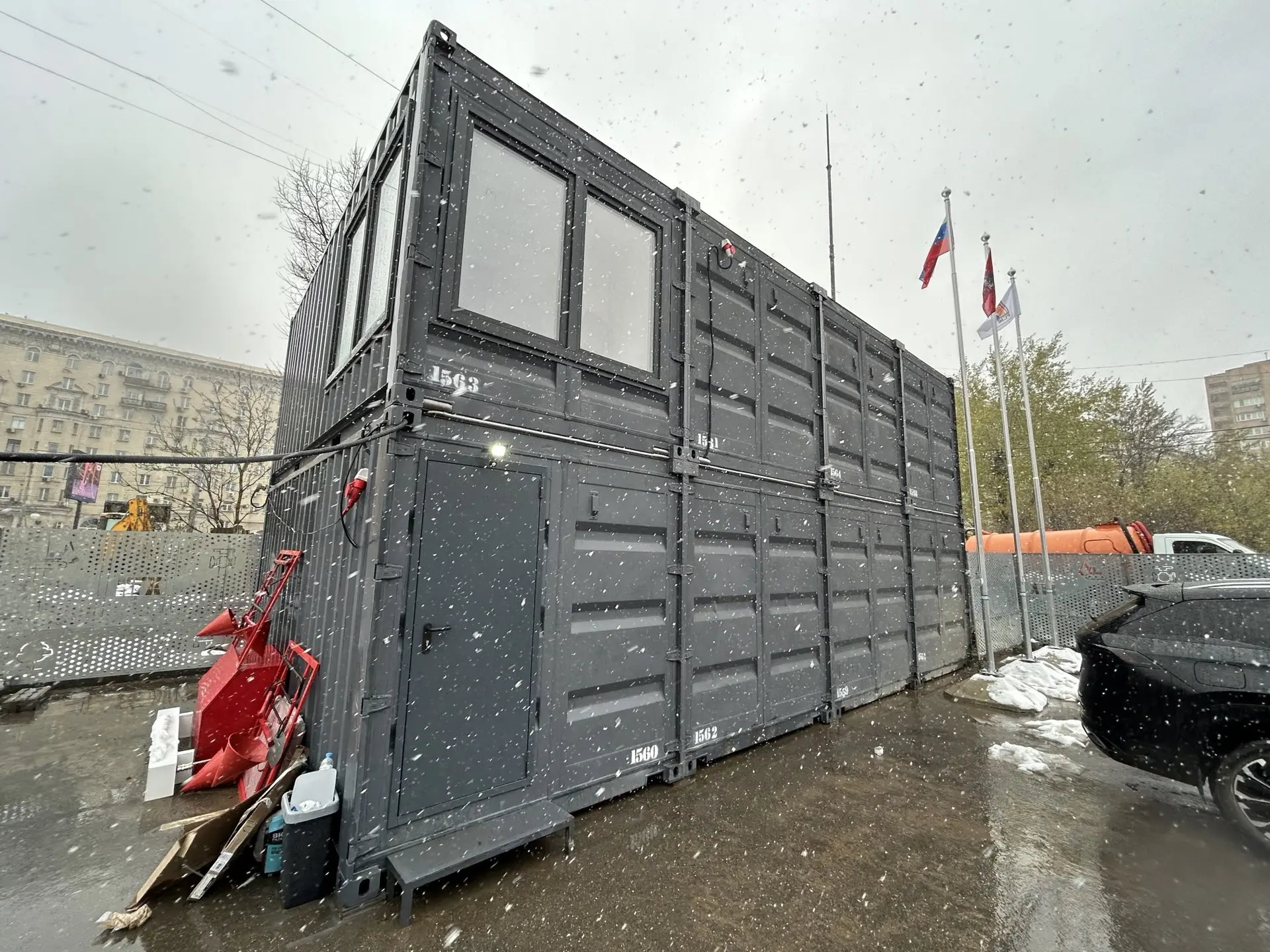 Офисное модульное здание из морских контейнеров