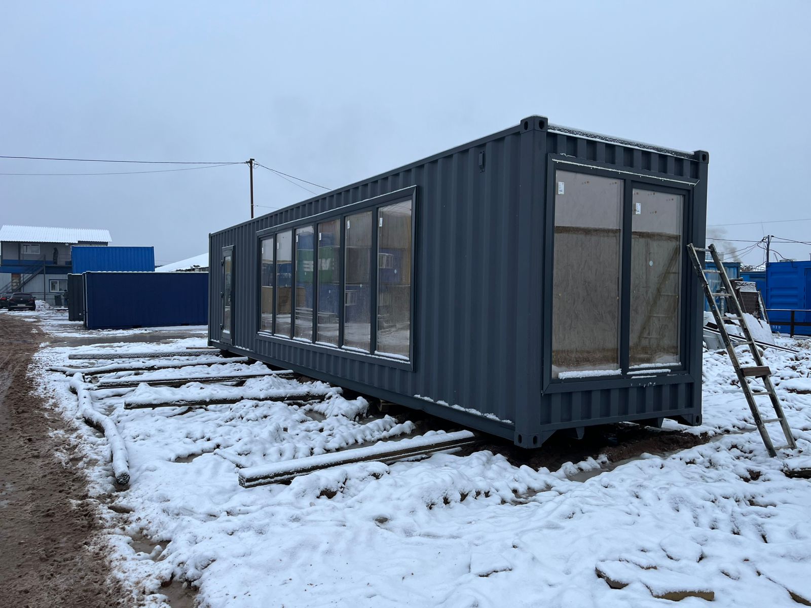 Торговый павильон с панорамными окнами